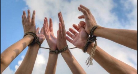 POTVRĐENA OPTUŽNICA ZA TRGOVINU LJUDIMA   Držali robove u Bačkom Gradištu i terali ih da rade