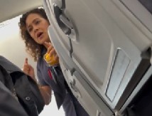 SKANDALČINA U AVIONU Putnica i stjuardesa u žestokoj raspravi, snimak postao hit na mrežama! (VIDEO)