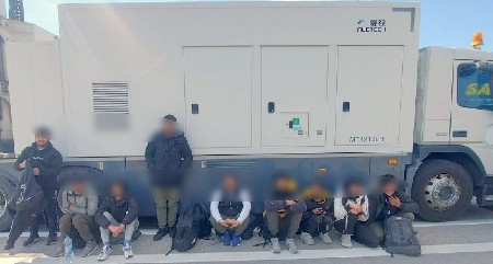 DOLIJALI ŠVERCERI LJUDI  Prevozili migrante naduvani i u neregistrovanim kolima