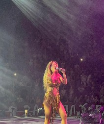 SPEKTAKL U KRAGUJEVCU Tea Tairović na motoru stigla na koncert, pa pred više od 6.000 ljudi premijerno izvela novu pesmu "Šeki, šeki"