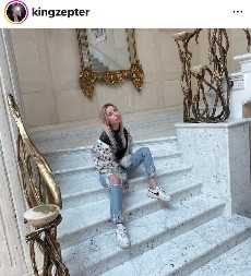 ĆERKA NAJBOGATIJEG SRBINA POZIRALA GOLA Fotografijom obnažene zadnjice zaprepastila javnost (FOTO)