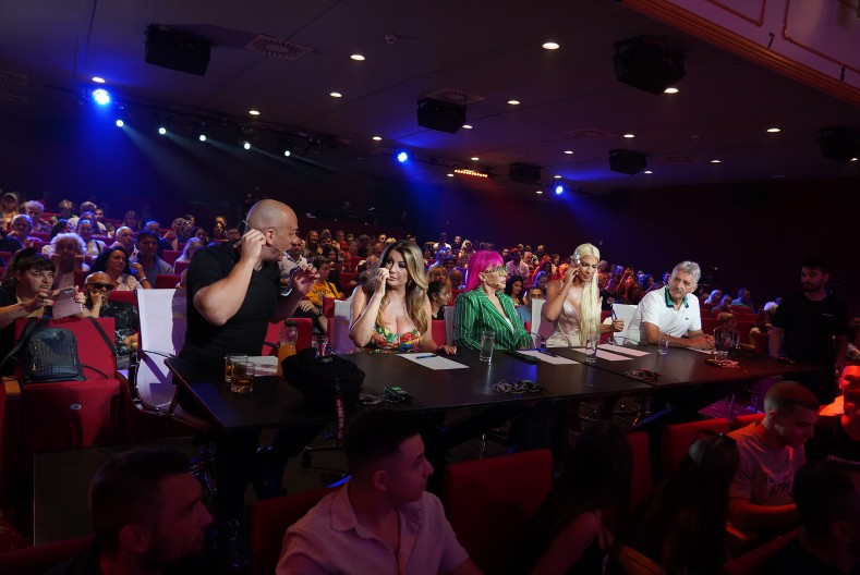 VEĆ SU POČELI DA SE PROVOCIRAJU! Desingerica poludeo zbog Karleušine objave na Instagramu (FOTO)