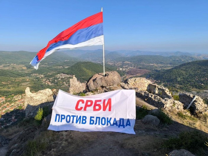 VELIČANSTVENO Na zvečanskoj tvrđavi i brdu Kamilja u Leposaviću osvanuli ogromni transparenti "Srbi protiv blokada"!
