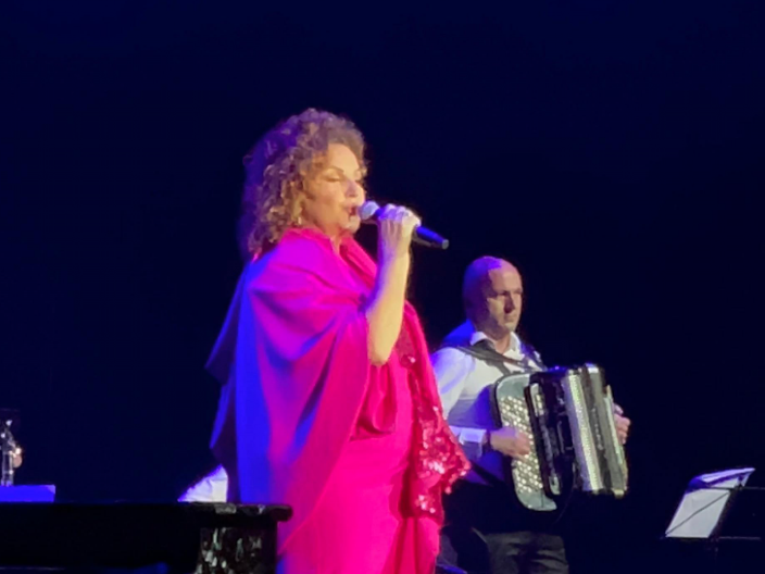 ZBOG ANINOG GOVORA PUBLIKA VADILA MARAMICE IZ TORBE! Pevačica pred početak koncerta se obratila publici: ''Bilo je tužnih dana, ali..''