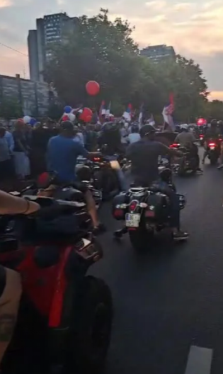 RIJALITI PAR IZ ELITE 8 NA MOTORU PROTIV BLOKADA! Na ovaj način pružili podršku građanima (FOTO)