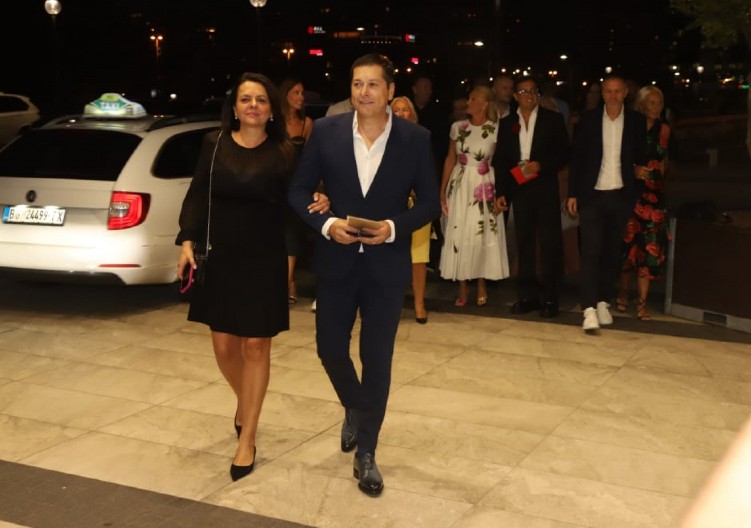 ESTRADA SE SJATILA NA PUNOLETSTVO ĆERKE SAŠA MATIĆA! Aco Pejović došao sa porodicom, pojavila se i porodica Šaulić