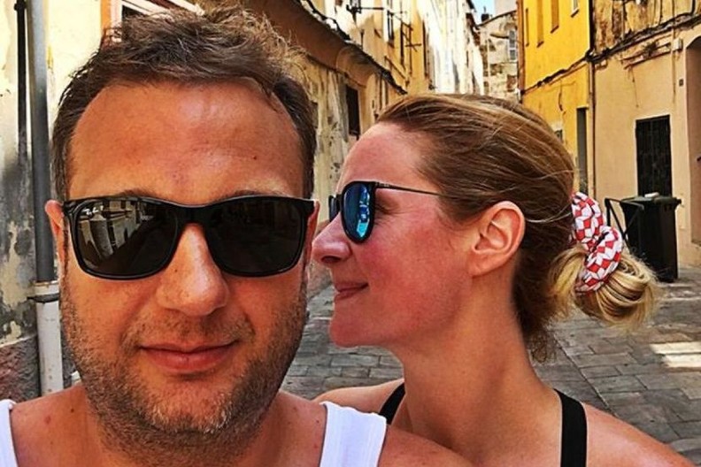 VODITELJKA ZAVRŠILA U KREVETU SA KOLEGOM Nastao skandal neviđenih razmera, njen muž bio u hotelu sa njima