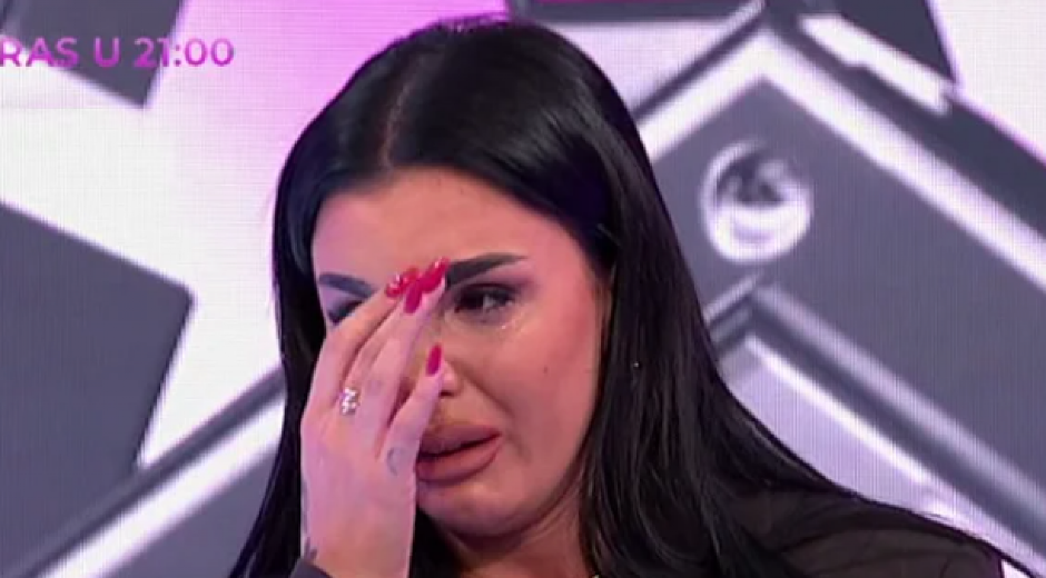 ODZVANJAJU JECAJI ANITE STANOJLOVIĆ PRED KAMERAMA! Grcala u suzama, potpuno se slomila, evo šta je razlog (FOTO)
