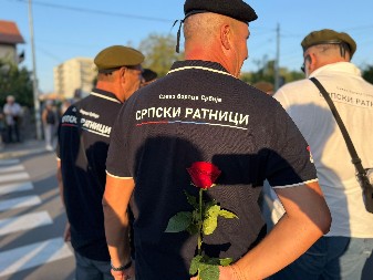 SLIKA KOJA GOVORI VIŠE OD REČI! Veteran sa ružom na okupljanju širom Srbije (FOTO)