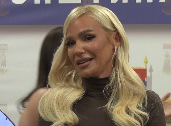 U OVAKVOM IZDANJU JE DO SADA NISMO VIDELI! Natašu Bekvalac ćerka snimala na plaži, a svi bruje u jednom (FOTO)