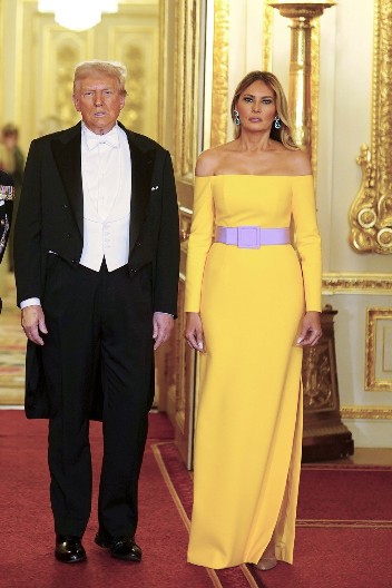 JOJ MELANIJA, KAKVA BRUKA Svi se pitaju kako je prva dama Amerike ovo sebi dopustila, kažu da liči na bananu