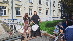 EVO KO BRINE O MALENOJ SRNI DOK SE DARKO I KAĆA OPORAVLJAJU NAKON UDESA Fotografija devojčice rastužila javnost: "Ne brini"