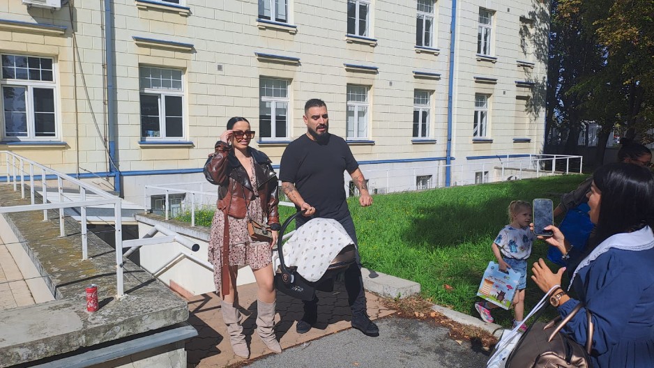 EVO KO BRINE O MALENOJ SRNI DOK SE DARKO I KAĆA OPORAVLJAJU NAKON UDESA Fotografija devojčice rastužila javnost: "Ne brini"