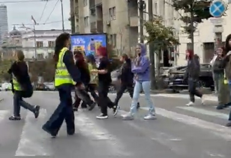 DESETAK ZGUBIDANA BLOKIRA ULICU KNEZA MILOŠA Besni narod će bukvalno početi da ih proganja! (VIDEO)