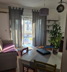 USELILI SE U NOVI STAN, ODMAH IH DOČEKALA ZLOKOBNA PORUKA Neko ih je pratio s balkona