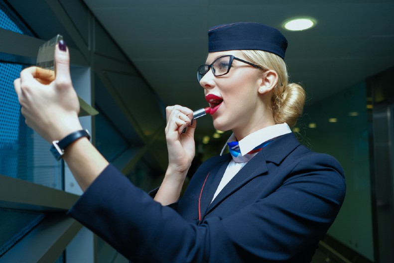 ŠOKANTNE LJUBAVNE AFERE I SMRT U AVIONU Stjuardesa otkrila mračne tajne kabinskog osoblja - jedan trenutak joj je promenio život iz korena!