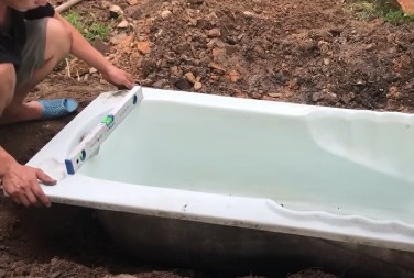 OVO MORATE VIDETI Od obične stare kade napravio je prizor za pamćenje - supruga trljala oči u neverici! (VIDEO)