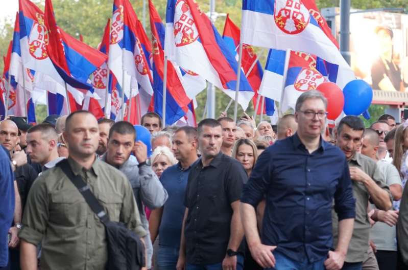 VUČIĆ MEĐU SVOJIM NARODOM Predsednik sa građanima u centru Obrenovca u 17 časova