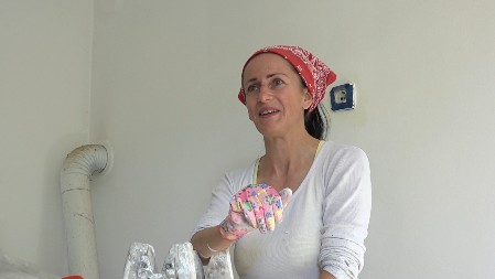 "RODOM SAM IZ KURŠUMLIJE I KOD NAS JE NORMALNO DA ŽENE TO RADE" Danica je jedina žena u opštini Raška koja se bavi ovim poslom