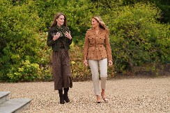 MODNI DVOBOJ U KRALJEVSKIM VRTOVIMA Dva sveta, dva stila, Kejt bira britanski šarm, Melanija američki glamur – jedna je pokupila sve simpatije