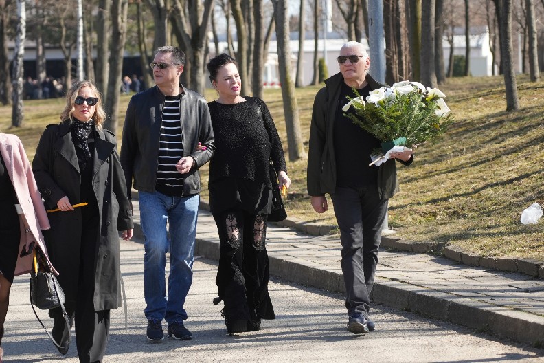 NAŠA PEVAČICA DOŠLA NA POMEN MARINI TUCAKOVIĆ Poljubila njen grob i položila cveće, muk na groblju