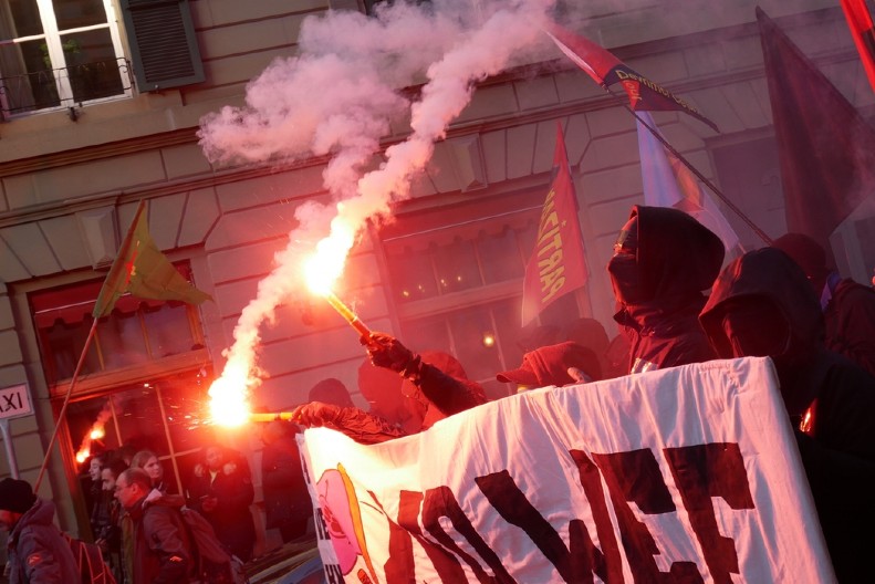 ANTIFA I BLOKADE  SRBIJI: Ista matrica nasilja i haosa