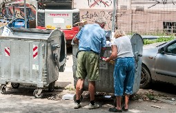 Čovek je milioner, ima 7 kuća i dva stana – a skuplja otpad i živi na 5 evra dnevno