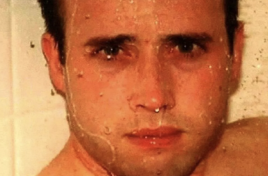 OVA OBIČNA FOTOGRAFIJA KRIJE NAJMRAČNIJU TAJNU Njegov pogled ledi krv u žilama (FOTO)