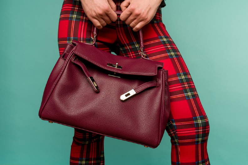 U POLOVNOJ TORBI KUPLJENOJ U NEUGLEDNIJ RADNJI NALAZILO SE NEŠTO NEVEROVATNO Devojka je zinula od čuda - ovo ni u snu nije očekivala