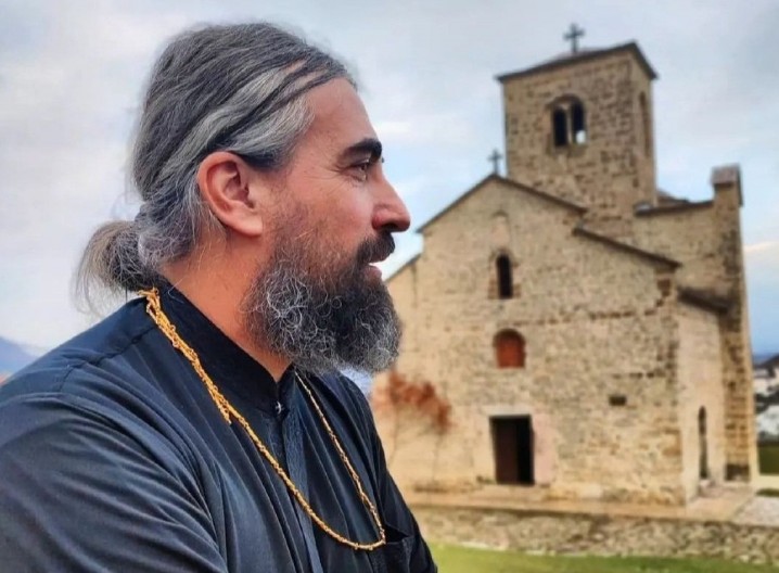 MAJKE KOJE SINU DADNU IME PAVLE BIĆE ODLIKOVANE : Saopštenje Ujedinjenog Ravnogorskog pokreta povodom policijskog upada u manastir Đurđevi Stupovi