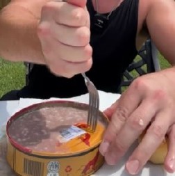 PROBAO NAJSMRDLJIVIJU HRANU NA SVETU I JEDVA SE OPORAVIO Morao 3 puta da se tušira i ribao pribor varikinom, "i muve su se razbežale"