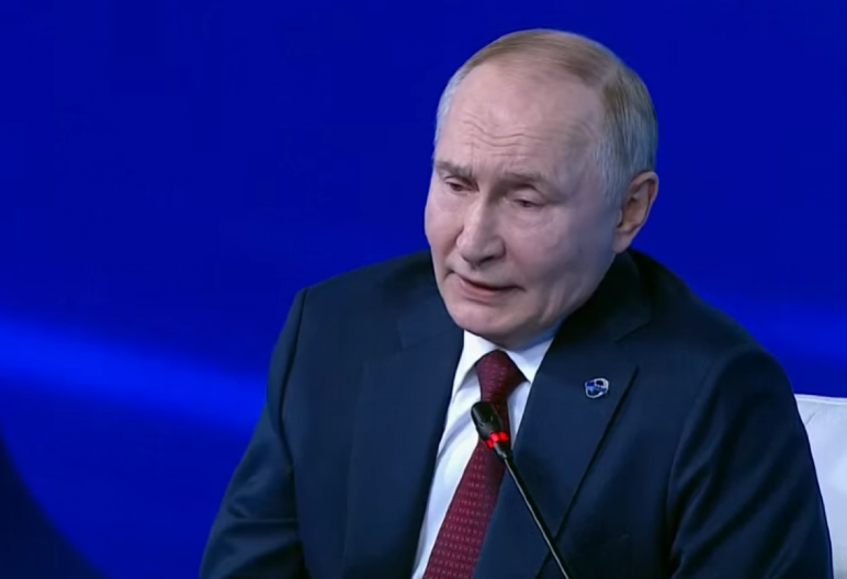 PUTIN STAO UZ VUČIĆA, OGOLIO PLAN O OBOJENOJ REVOLUCIJI "Žele da Srbi stradaju"