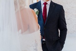 Posle svadbe, mladoženja otvorio poklon svojih roditelja i šokirao se – „Šta je ovo?! Stvarno nije fer!“