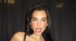 ZGROZILI SE SVI, ČIM JE UGRABIO PRILIKU DIRAO JE TAMO GDE NE TREBA Muškarac spopadao pevačicu i to na koncertu, svi zgroženi