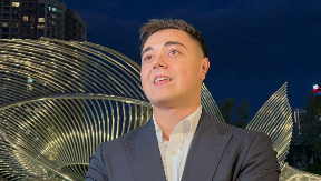 NJEGA VIKI I TAŠKE GLEDAJU KAO SVOJE DETE! Pobednik Zvezda Granda stigao na proslavu, pa otkrio mnoge Andrejeve tajne (VIDEO)