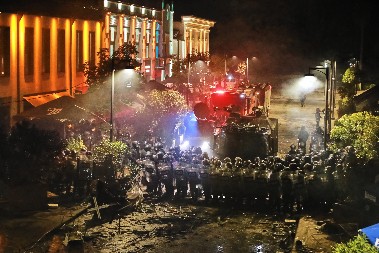 SCENARIO KOJI NAM JE DOBRO POZNAT! Pokušaj rušenja još jedne države! Demonstranti brutalno napali policiju! Usledio žestok odgovor!