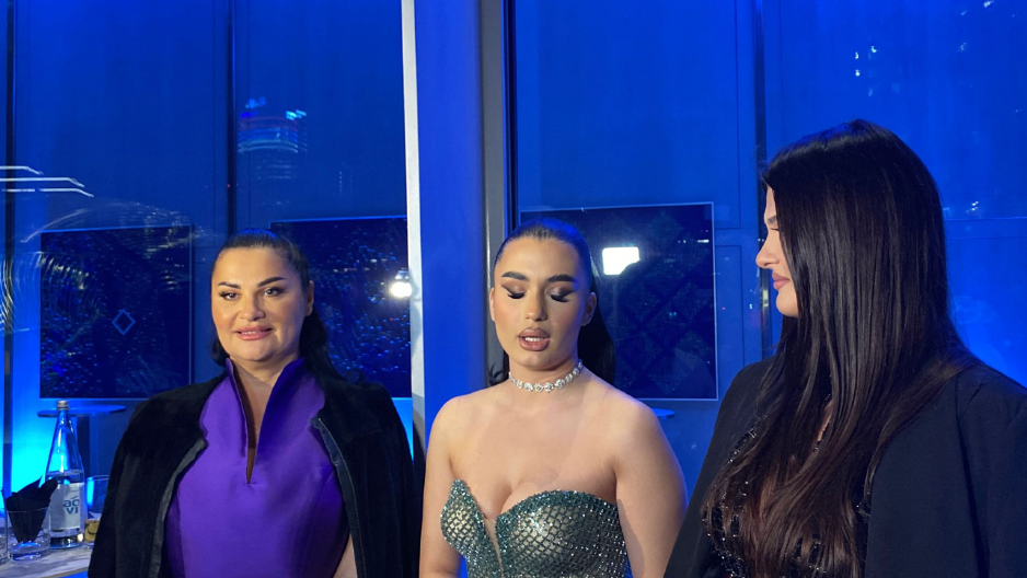 KAKVA NEPRIJATNA SCENA NA SLAVLJU VIKI MILJKOVIĆ Pevačica odbrusila ćerki pred svima, ona u suzama: "Ne zna da se ponaša" (VIDEO)