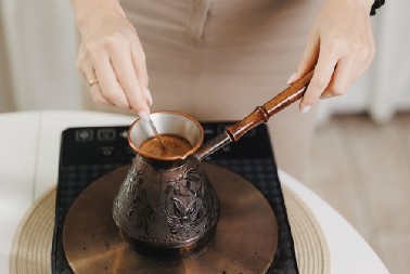 Ljubitelji kafe, pažnja – evo da li je bezbedno podgrevati omiljeni napitak