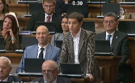 "A ŠTO NISTE PISALI NAŠIM GRAĐANIMA, NEGO NEMAČKOM KANCELARU?" Brnabić razvalila Lazovića ko zvečku! "Ne tražite vi pravdu, nego politički obračun!"