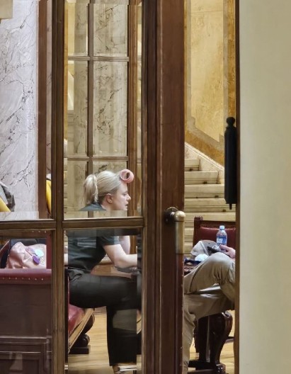 ŽAKLINA, JESI DOBRO? TREBA KAFA? Tatalovićka u Skupštini Srbije u nikad bizarnijem izdanju (FOTO)