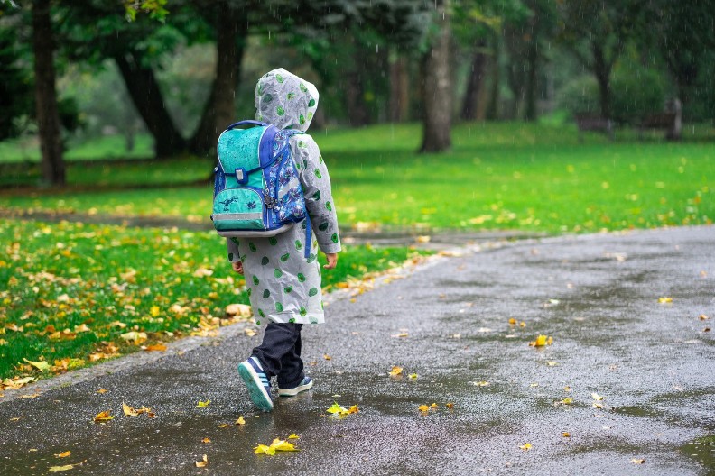 DEČJA KABANICA SE POVLAČI SA SRPSKOG TRŽIŠTA Postoji rizik od davljenja (FOTO)