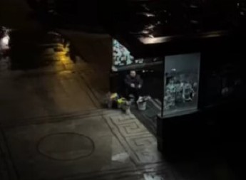 NJENA UPORNOST DIGLA JE CELU SRBIJU NA NOGE Baka iz Novog Sada sedi po hladnoći i prodaje cveće – viralni snimak oduševio sve! (VIDEO)