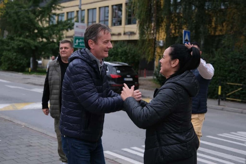 MINISTAR GLIŠIĆ SA GRAĐANIMA U MIRNOJ ŠETNJI PROTIV BLOKADA Sada je dobro, ne krije sreću što je tu (FOTO)