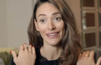 UŠLA JE U 5. DECENIJU, A TRAŽE JOJ LIČNU KARTU, JER NE VERUJU Žena otkrila koji suplement joj je preporodio lice i kosu, svi misle da je 20 godina mlađa