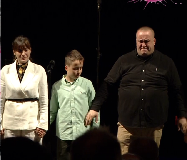 PORODICA SE POKLANJA NA BINI, SIN LIJE SUZE Ovo je najbolniji momenat sa komemoracije Halida Bešlića: "Očiju tvojih željan sam ostao" (VIDEO)