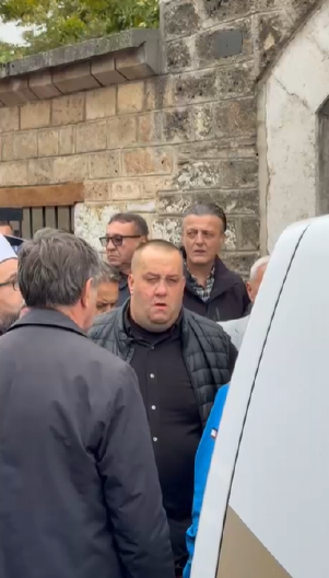 POTRESNE SCENE ISPRED DŽAMIJE Sin nosi sanduk, ljudi grcaju u suzama (VIDEO)