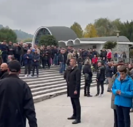 VELIKI BROJ LJUDI SE OKUPIO NA GROBLJU Evo gde će počivati Halid Bešlić (FOTO/VIDEO)