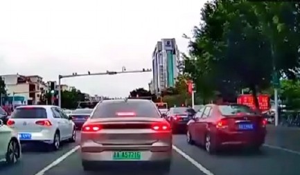 NEVIĐENA DRAMA NA SEMAFORU Usred gužve u saobraćaju, bahati vozač napravio neverovatan potez, vozači u neverici! (VIDEO)