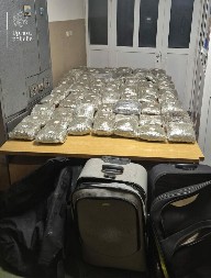 TINEJDŽERU U BMW SPAKOVALI 40 KILA DROGE Policija ga sprečila da stigne na destinaciju (FOTO)