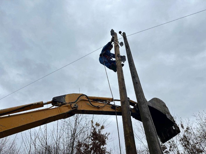 VANREDNA SITUACIJA JOŠ UVEK NA SNAZI Bez struje u Ivanjici oko 1.000 domaćinstava, nadležne ekipe sve vreme na terenu